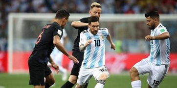 阿根廷惨败 主帅桑保利被球迷吐口水 扔水瓶
