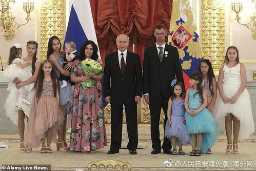 普京与多个俄罗斯家庭合影 孩子们的表情亮了 