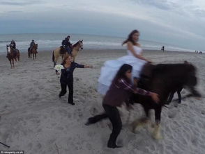 婚纱照现场新娘尴尬摔下马 