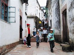 美丽村庄建在齐云山悬崖上 