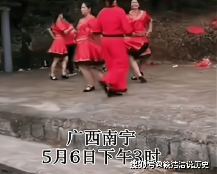 广西一群大妈在坟前跳舞,返程途中遭遇车祸,多人受伤倒地不起