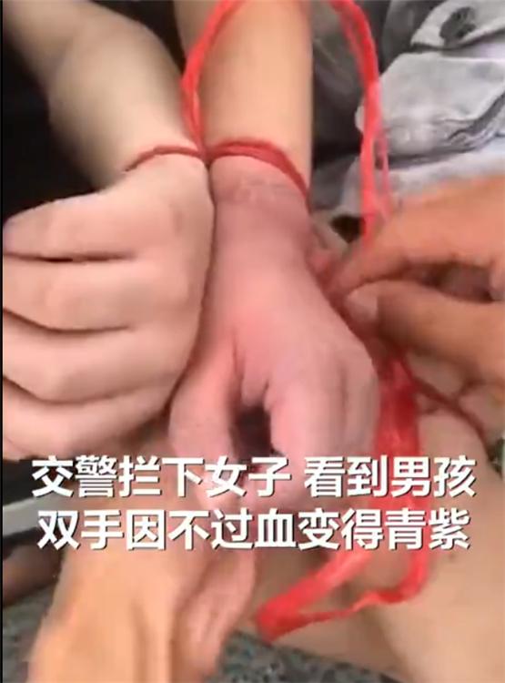 男孩被亲妈用绳子绑住手脚,放在电车前,交警拦下询问后很无语