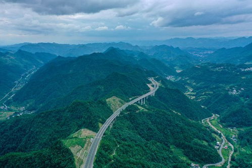 组图 羊肠小径变康庄大道 恩施致富路劈山跃涧