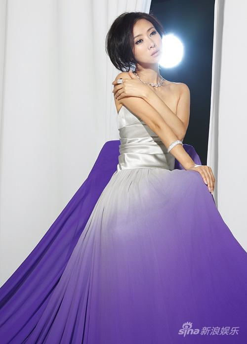 翁虹裹紫裙拍写真 优雅脱俗犹如月光女神 