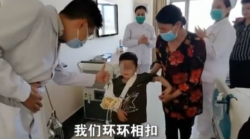 看哭无数人的 平凡英雄 ,里面的断臂小男孩如今怎样了