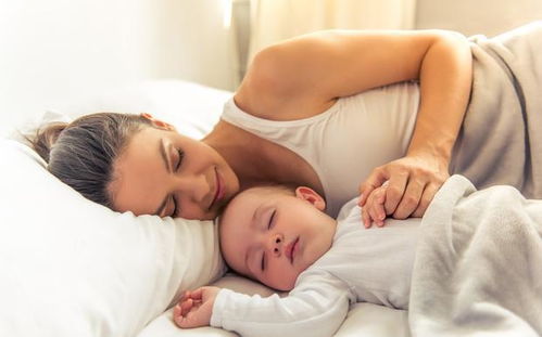 宝宝是挨着大人睡好,还是自己单独睡好呢 看看育儿专家的建议