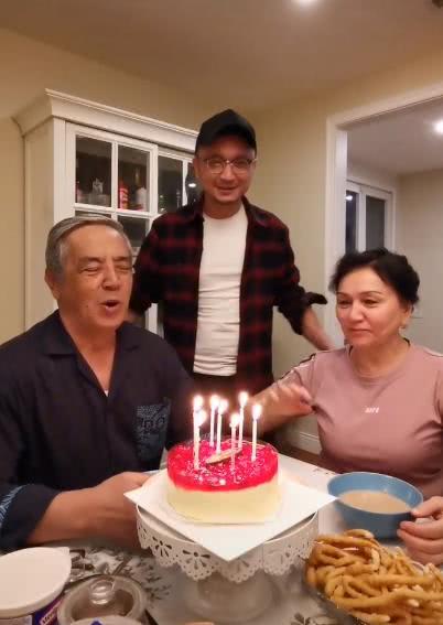 尼格买提晒庆祝生日视频,与爸妈一起过生日,称三人都是白羊座