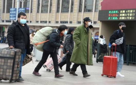 疫情形势依然严峻复杂,今年春节能否回家过年 多地这样建议