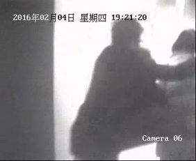 独居女家门口被人用刀捅 机智的她这样逃过一劫