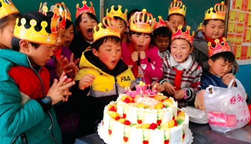 3岁女孩过生日,看到蛋糕后网友不淡定 孩子或存在心理问题