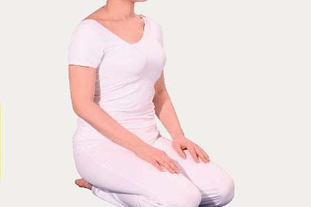 瑜伽先从几个简单的坐姿开始,三个瑜伽坐姿最常用 