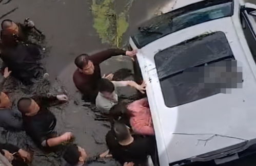 湖北一轿车侧翻坠入河里,4人被困车内,20余名群众展开救援