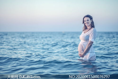 海水中微笑的孕妇摄影图片