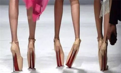 我们都说穿高跟鞋的女人美丽,却不知道女人为了穿高跟鞋有多拼