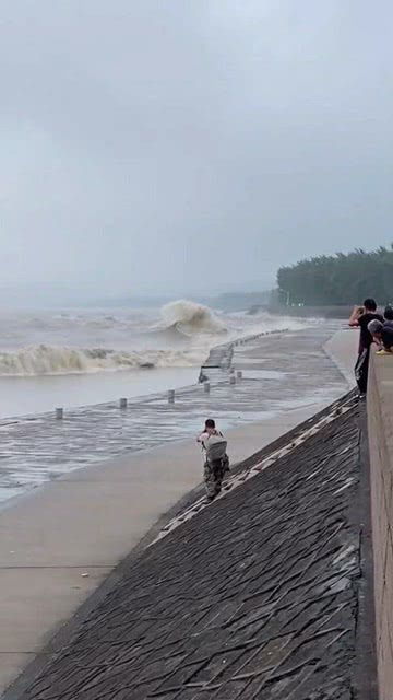 在海边看到一个巨浪袭来,一直看到最后,太让人失望了 