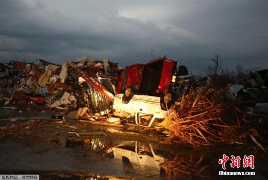 美国中南部遭暴雨龙卷风侵袭 至少17人死亡