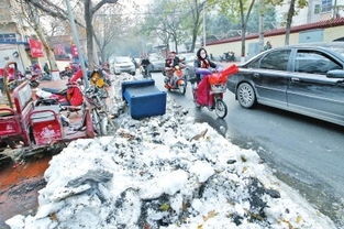 郑州未融化积雪清理不及时 雪堆变身垃圾堆 