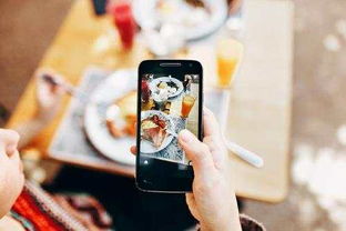 最新研究 吃饭时刷手机容易多吃