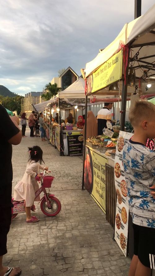 夕阳西下 旅游人在泰国 行走于美食街上 