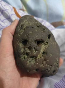 这是什么石头,是陨石吗,一颗石头心,还有一边像魔鬼脸 