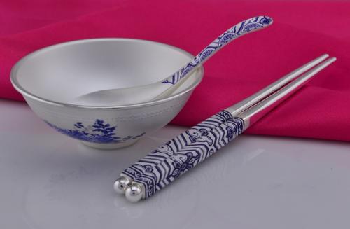 银碗吃饭的作用与功效,用银子做的碗吃饭的好处？