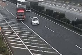 远离大货车 远离大货车 远离大货车 