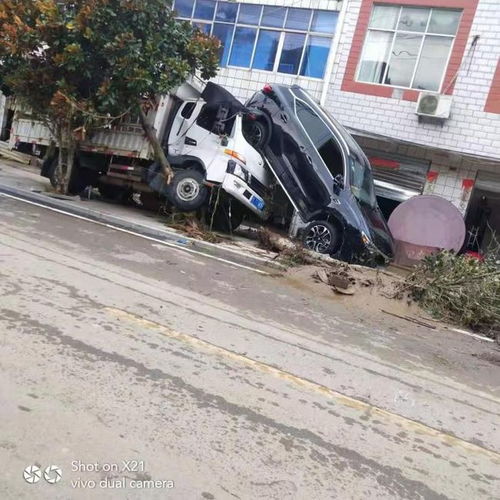 湖北随县暴雨亲历者 三十年一遇的暴雨,房子被冲走了,桥被冲断,湖堤被冲垮