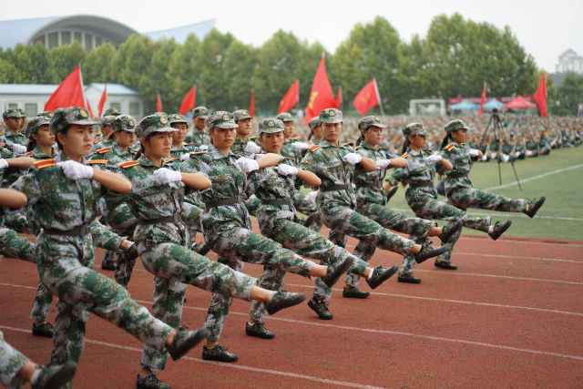 昌平励志军训基地在哪  你们学校军训时男生必须赤膊赤脚吗？