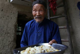 秦岭大山102岁老人的饭菜,1天两顿饭,1月2次肉,简直不敢想 