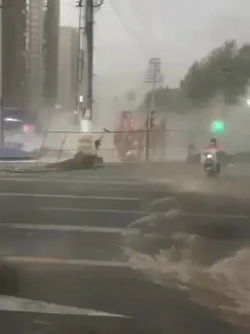 风雨无情 人间有情,老家突然刮了大风 下了大雨,出行的一定要注意安全,身在沪,心系家乡 