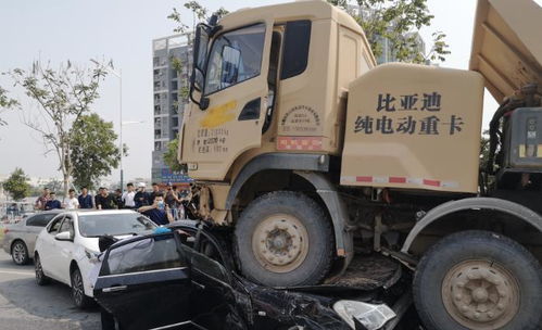 广东深圳,大卡车闯红灯连撞多车,小轿车惨被压扁,司机当场身亡