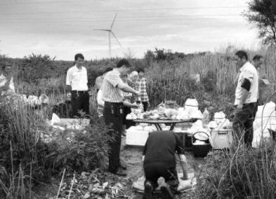 奶奶去世后,孙子半夜总感觉奶奶给自己盖被子,爷爷含泪讲出实情