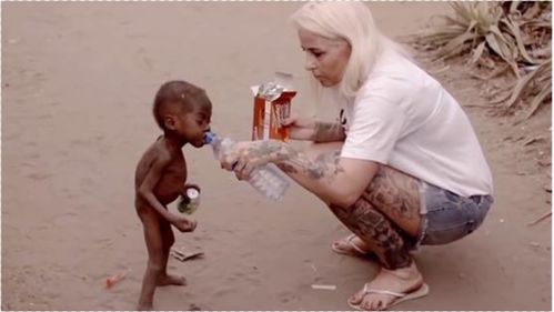 当年非洲讨水喝的小男孩,时隔6年过去,现在变成什么样 