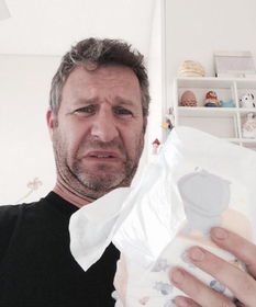 爆笑,10张爸爸给宝宝换尿布时的表情照片