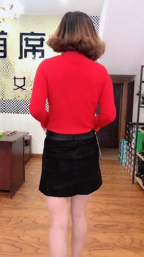 最近这个美女火了,大红色的上衣搭配黑色裙子,很有特点 