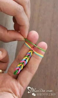 手指祼编橡皮筋鱼尾手链的手工编织教程