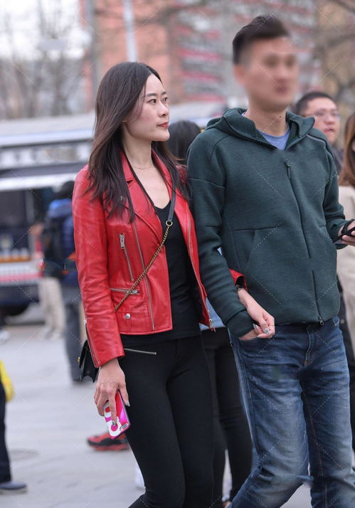 大红色皮衣,搭配小黑裤,和谐的色彩搭配,更显时尚感