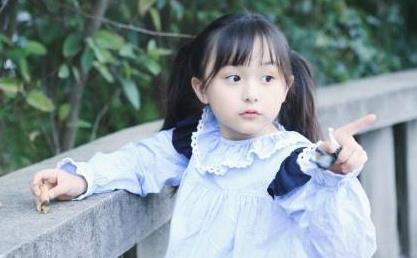 小童星刘楚恬从小就出道,美的亭亭玉立,唯有发际线让人很担忧