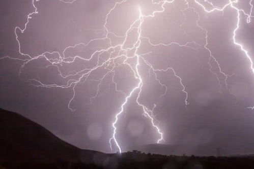 印度东部发生雷暴大雨,十多人遭雷电袭击死亡