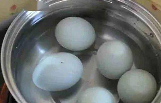 饱和盐水法做出来的咸鸭蛋,100 成功,切开蛋黄个个都冒油