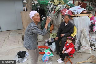 72岁老人蜗居街头9年 捡废品赚钱为儿治病 