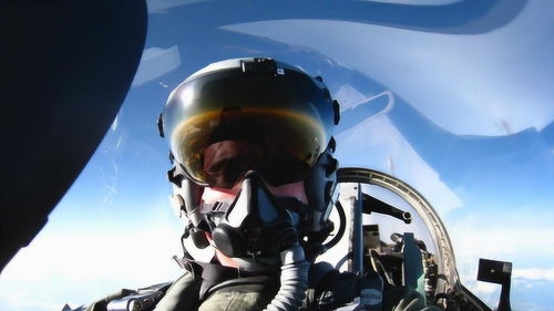 歼 20飞行员最新头盔,360度无死角监控,能与F 35头盔相匹敌 